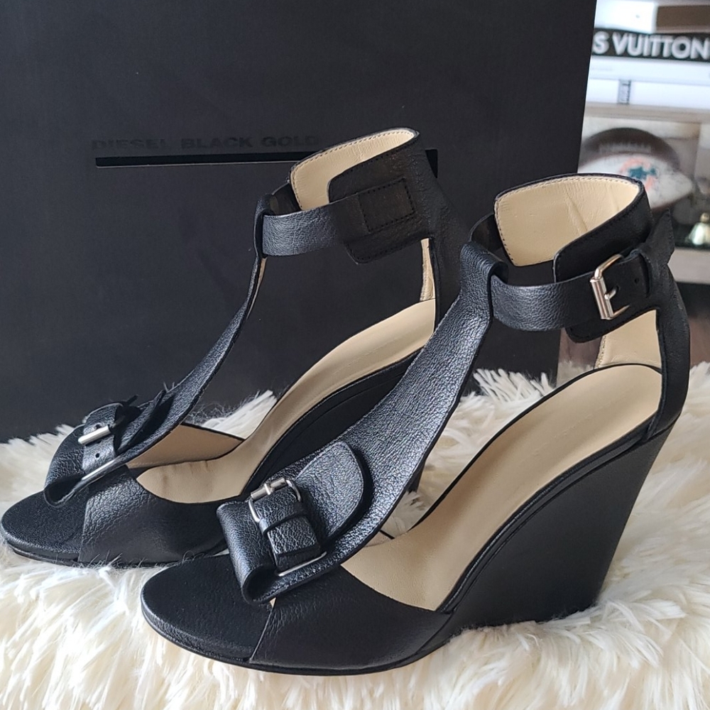 ❤Diesel Gold Leather Asia Black Wedges❤